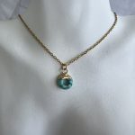Κολιέ με τυρκουάζ πέτρα και χρυσή αλυσίδα
