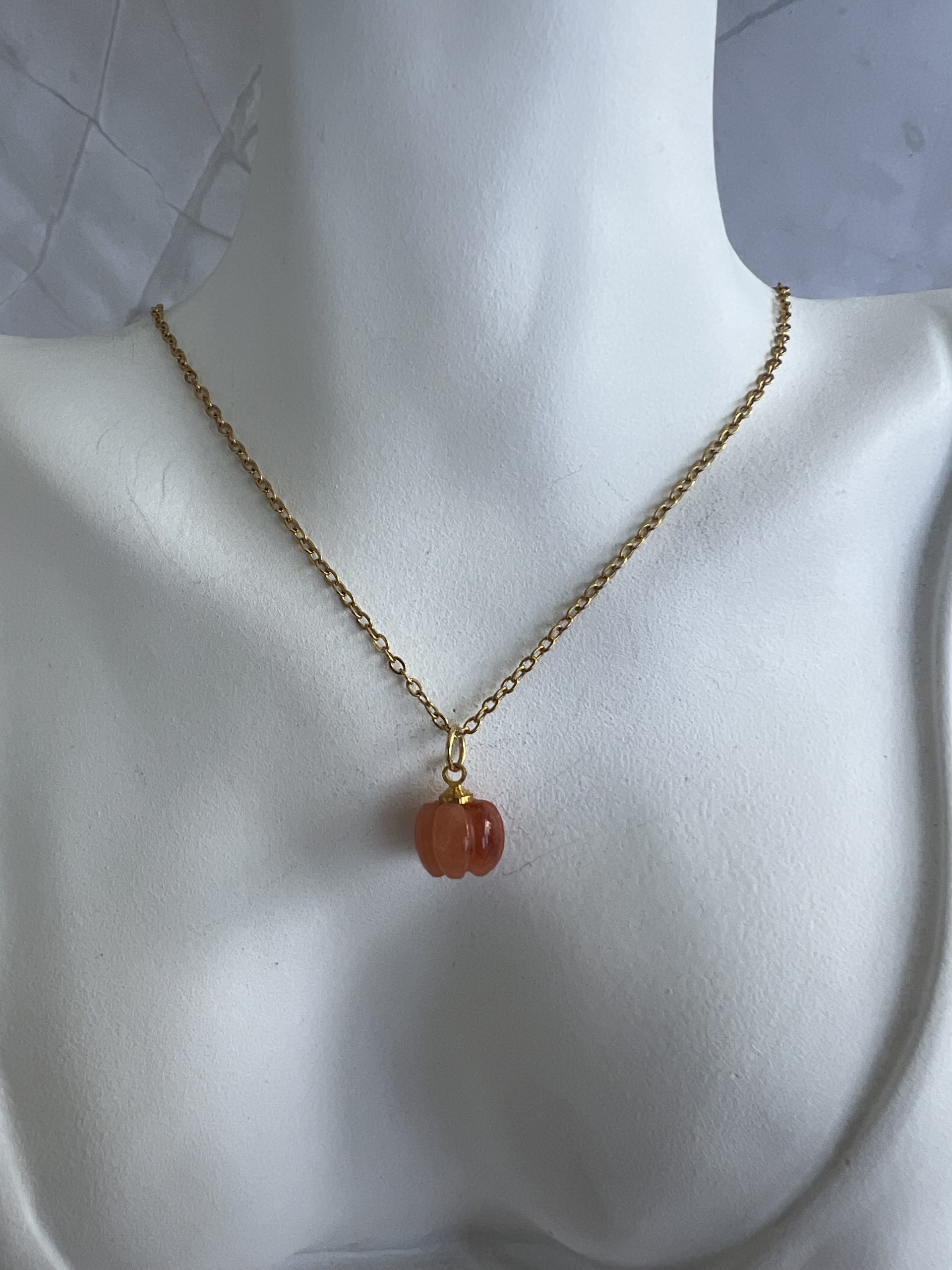 NEC189 Κολιέ κολοκύθα με χρυσή αλυσίδα - Image 1