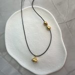 Κολιέ σκόρδο με μαύρο κορδόνι