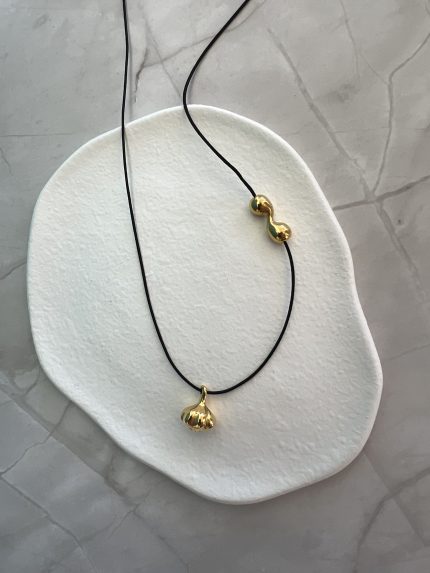 Κολιέ σκόρδο με μαύρο κορδόνι