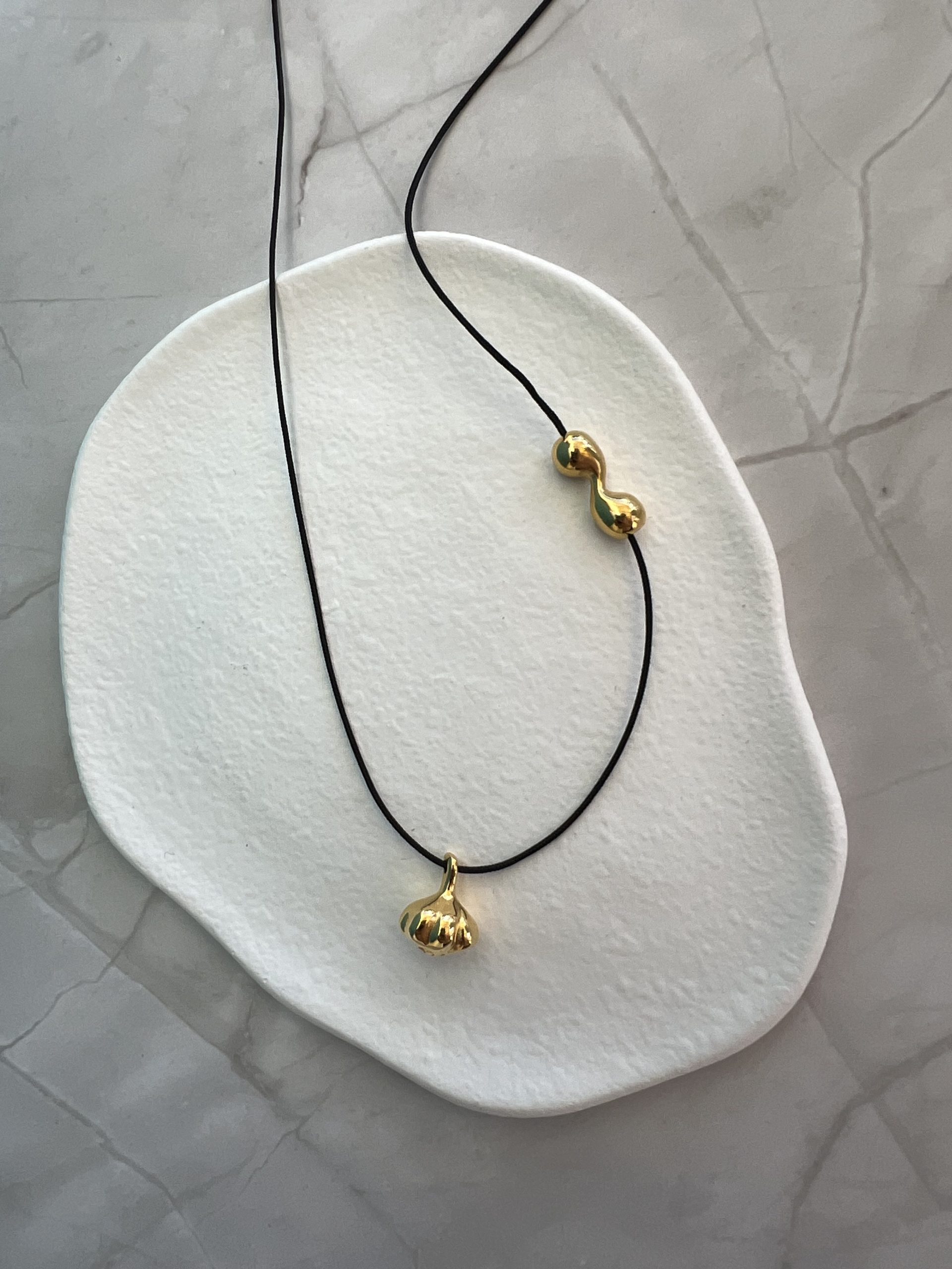 NEC205B Κολιέ σκόρδο με μαύρο κορδόνι - Image 1