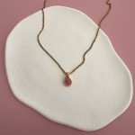 Κολιέ χρυσή σταγόνα με ροζ σμάλτο και χρυσή αλυσίδα