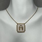 Χρυσό κολιέ με μονόγραμμα Α κεντημένο με χάντρες Miyuki