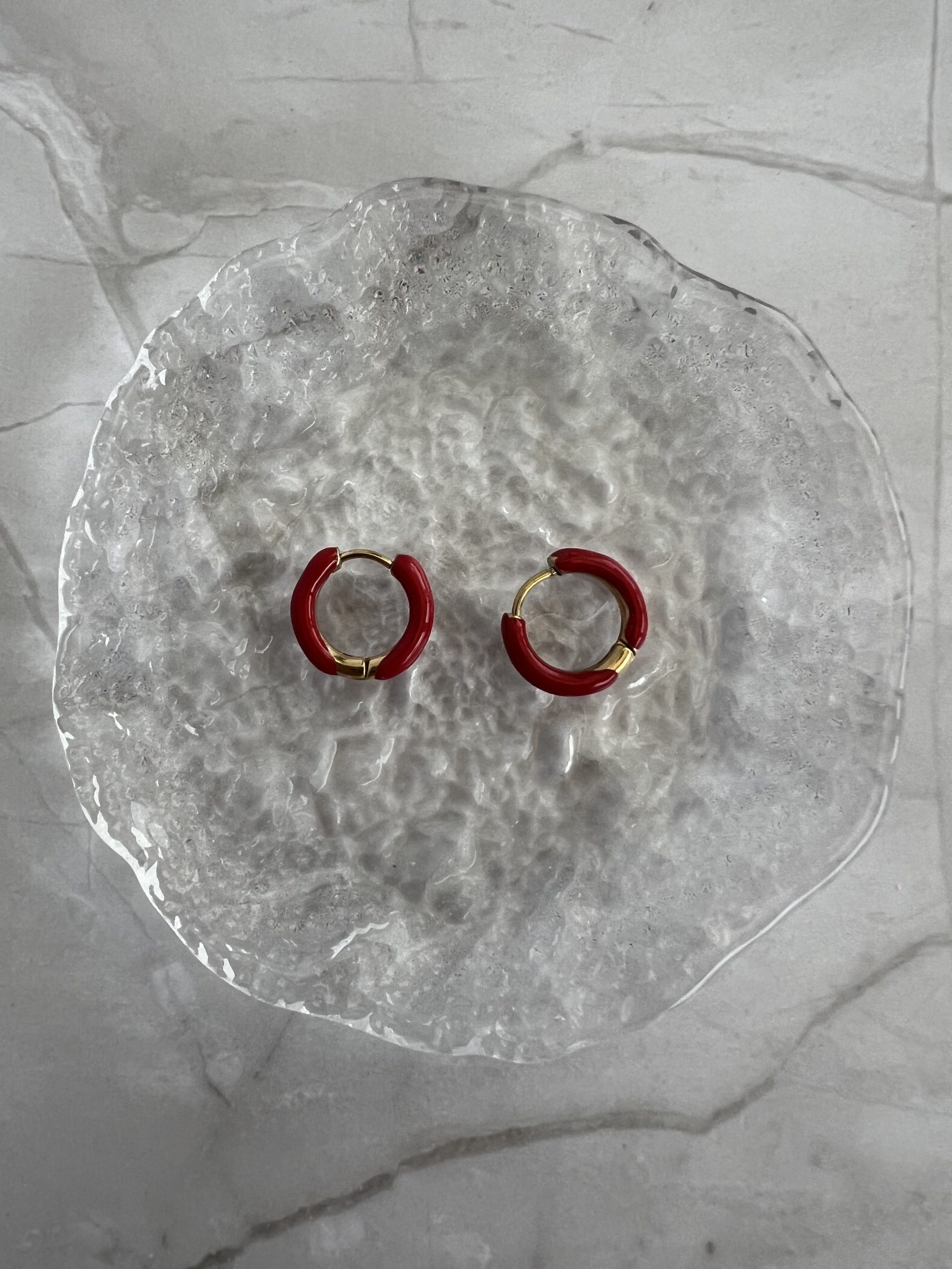 EAR104B Χρυσοί κρίκοι με κόκκινο σμάλτο - Image 1