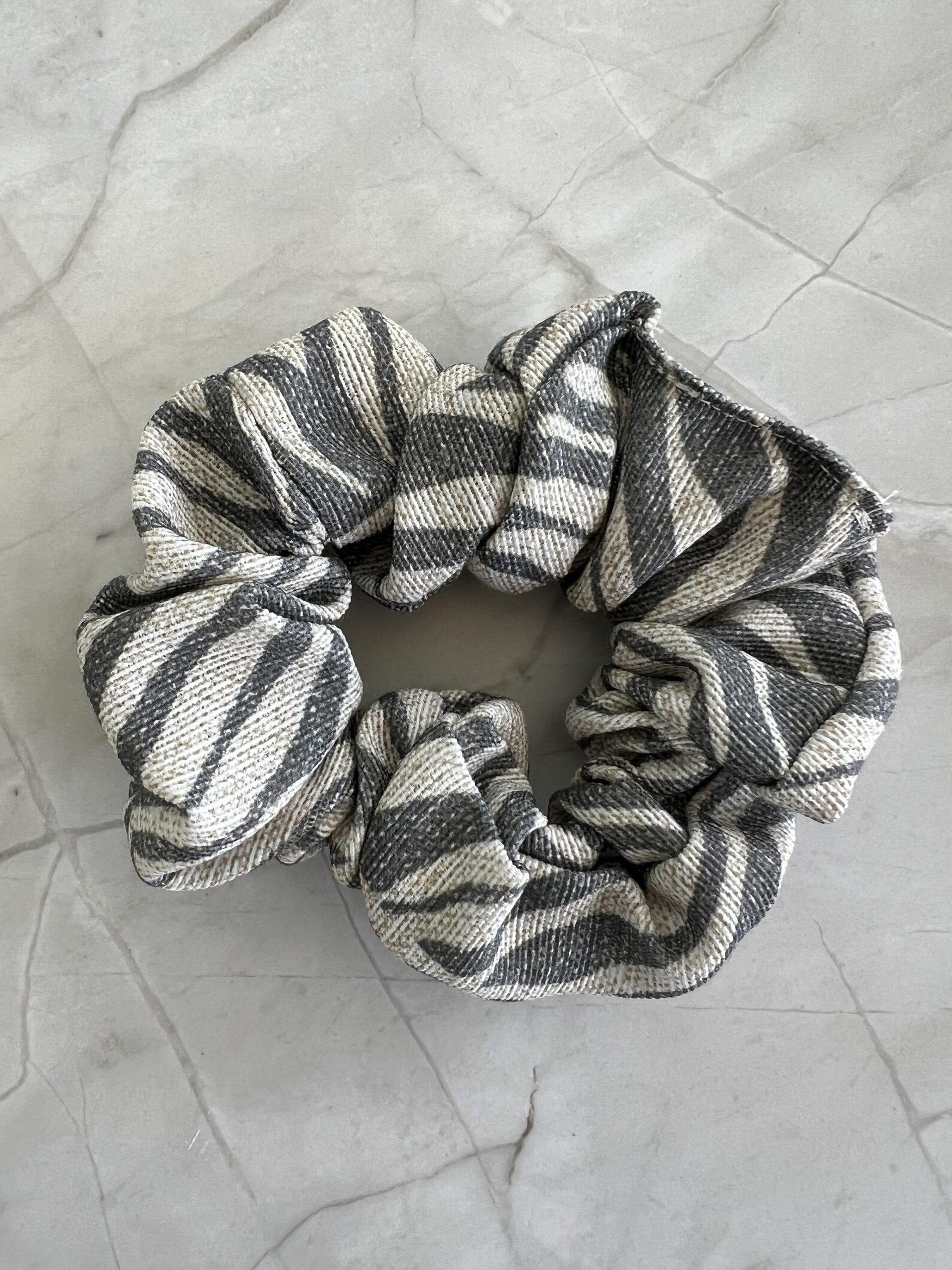 HR63 Scrunchie γκρι ζέβρα - Image 1
