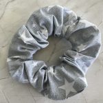 Scrunchie γκρι με λευκά αστεράκια