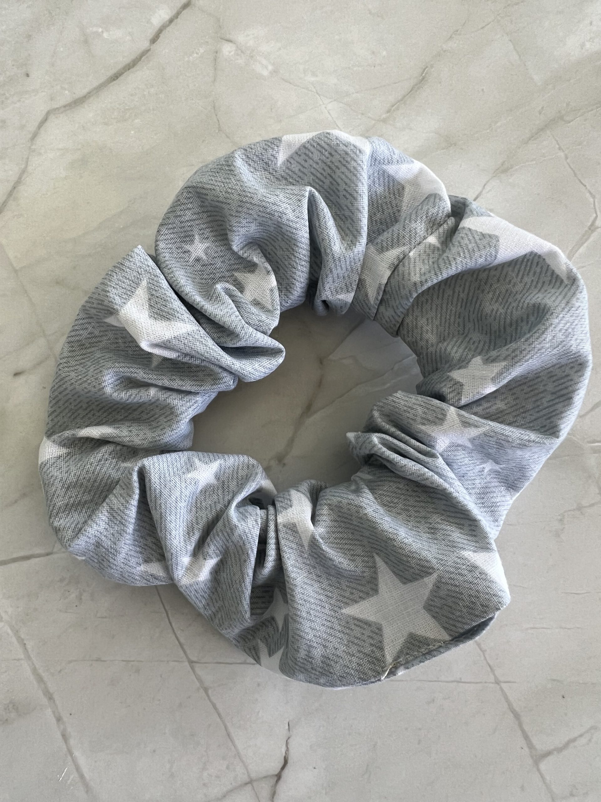 HR66 Scrunchie γκρι με λευκά αστεράκια - Image 1