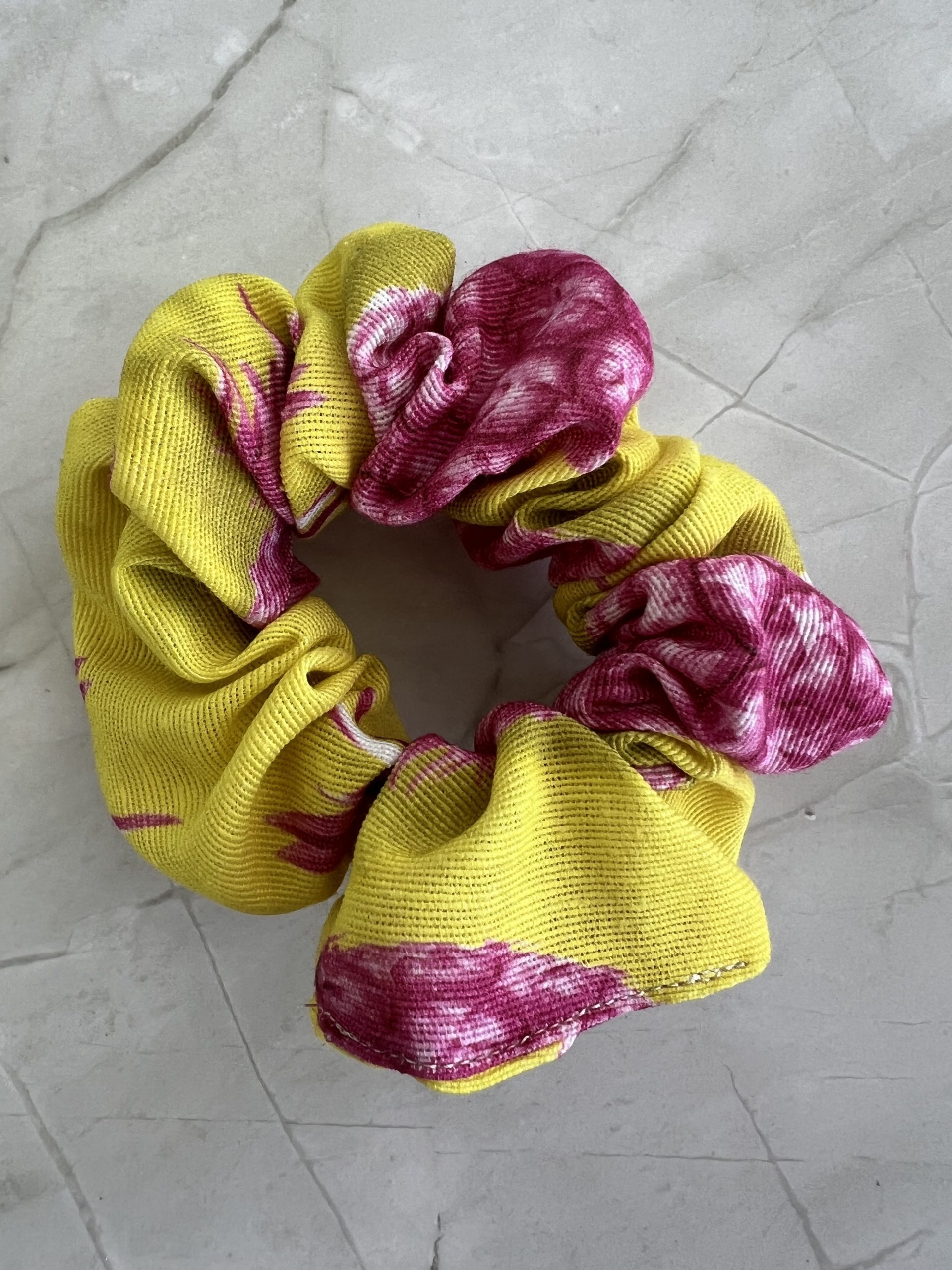 HR69 Scrunchie κίτρινο με φούξια ανανά - Image 1