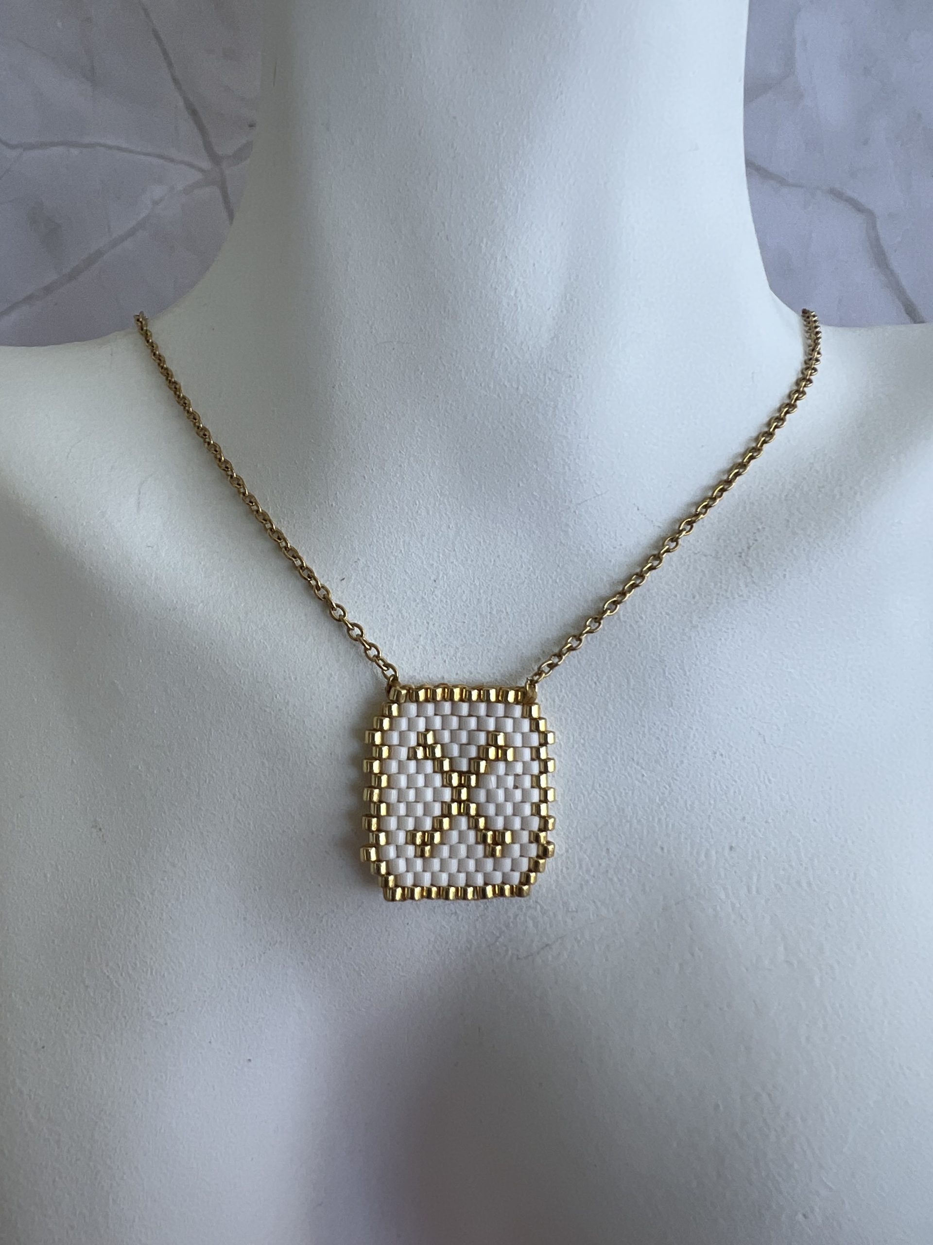 NEC348 Κολιέ μονόγραμμα Χ κεντημένο με χάντρες Miyuki - Image 1