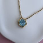 Κολιέ γαλάζιο πολύγωνο κεντημένο με χάντρες Miyuki