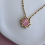 Κολιέ ροζ πολύγωνο κεντημένο με χάντρες Miyuki