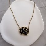 Κολιέ τριαντάφυλλο κεντημένο με χάντρες Miyuki και χρυσή αλυσίδα