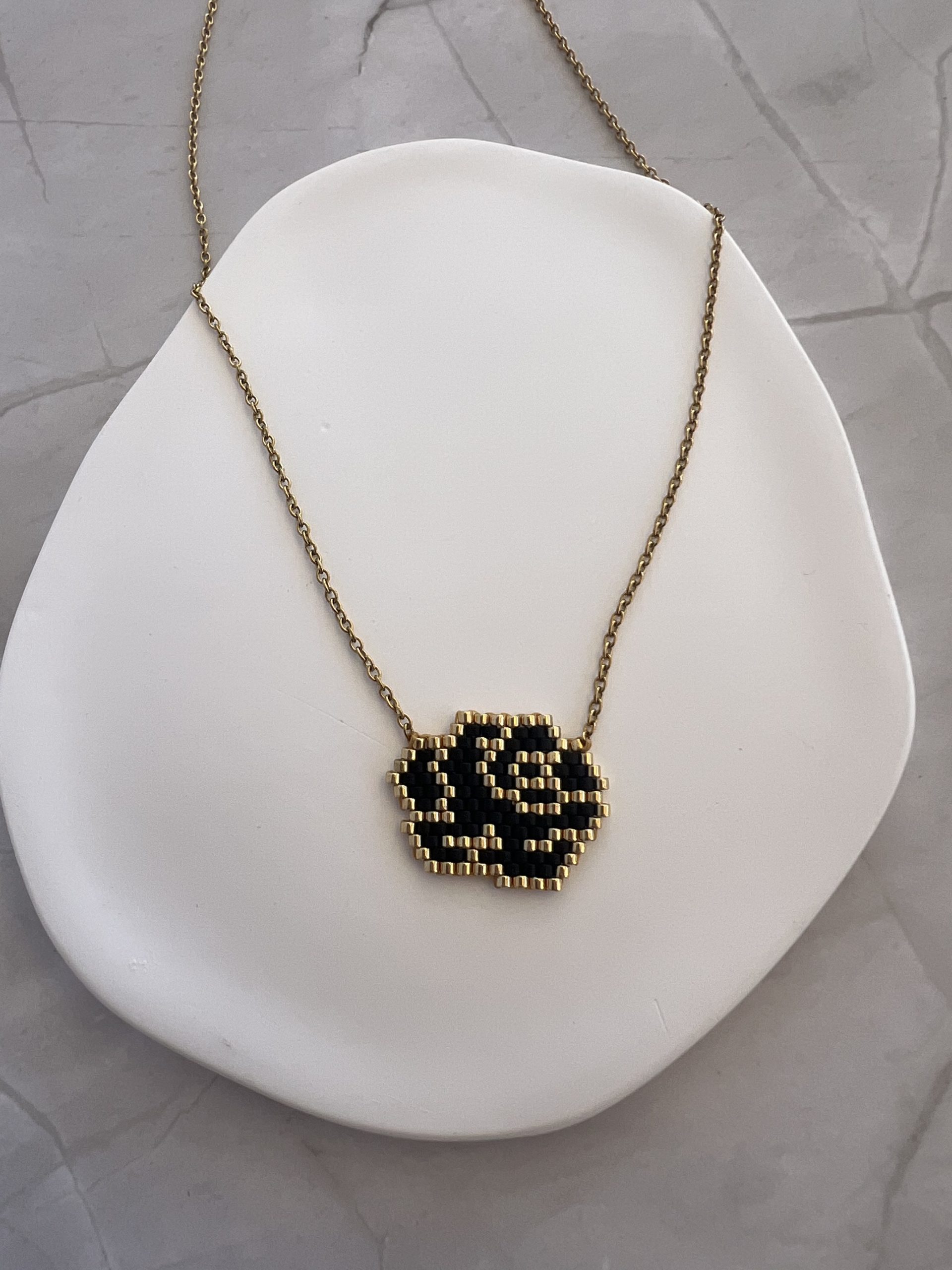 NEC359B Κολιέ τριαντάφυλλο κεντημένο με χάντρες Miyuki και χρυσή αλυσίδα - Image 1