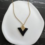 Κολιέ τρίγωνο κεντημένο με χάντρες Miyuki και χρυσή αλυσίδα