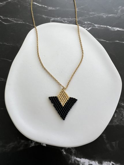 Κολιέ τρίγωνο κεντημένο με χάντρες Miyuki και χρυσή αλυσίδα