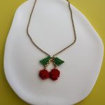 Κολιέ κεράσια κεντημένο με χάντρες Miyuki και χρυσή αλυσίδα