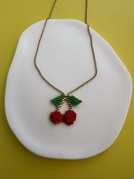 Κολιέ κεράσια κεντημένο με χάντρες Miyuki και χρυσή αλυσίδα