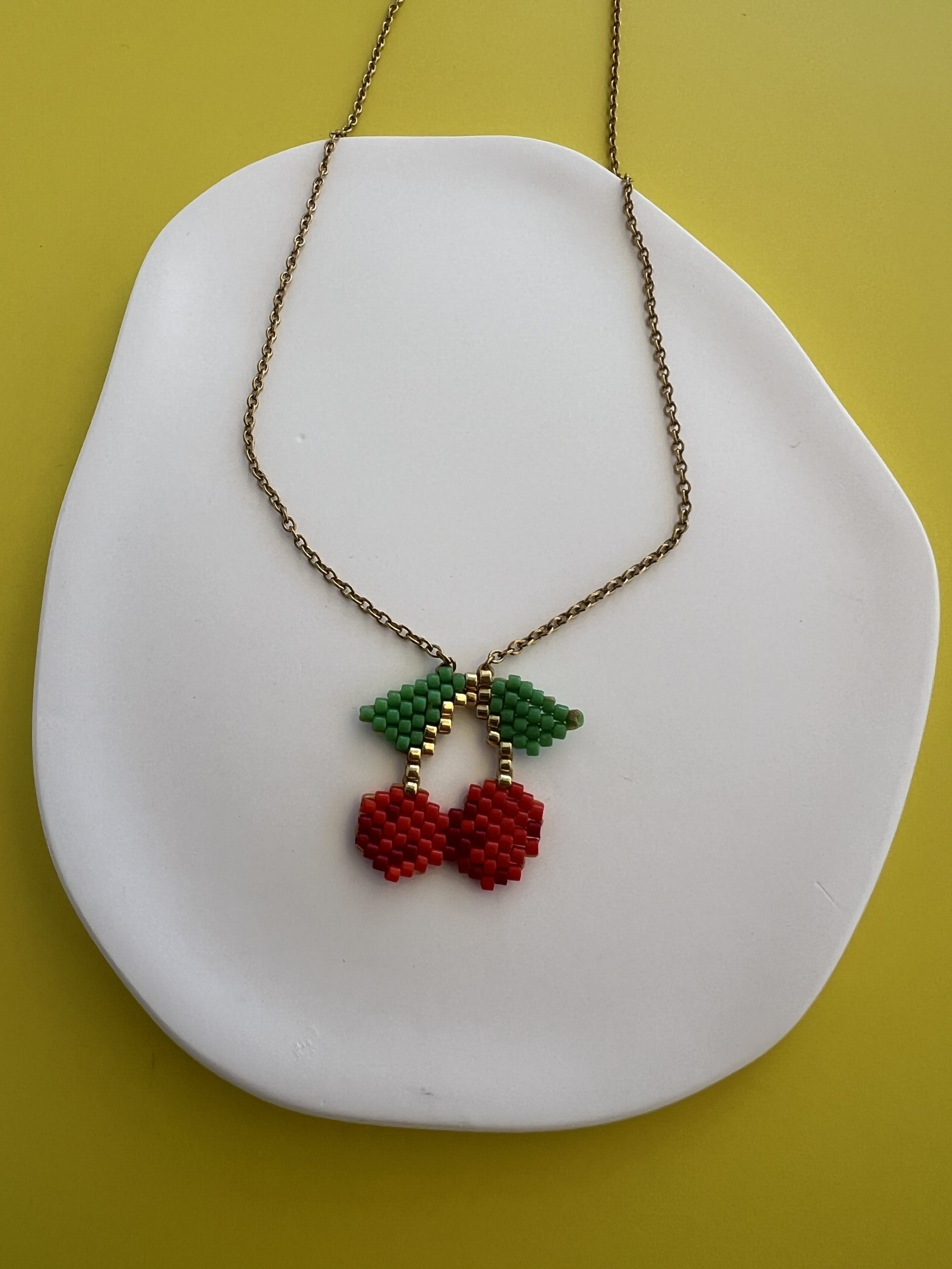 NEC361B Κολιέ κεράσια κεντημένο με χάντρες Miyuki και χρυσή αλυσίδα - Image 1