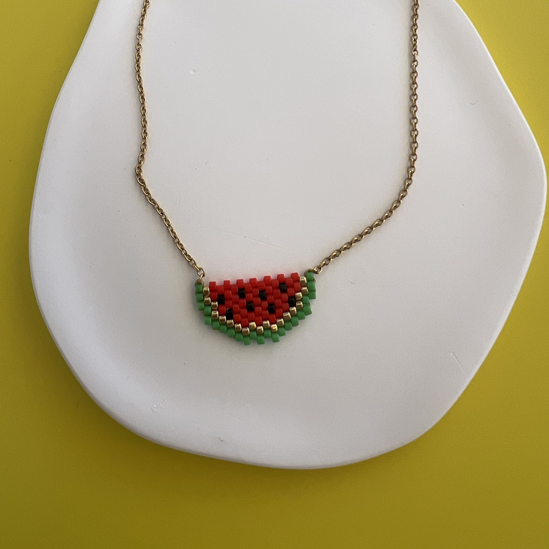 NEC362B Κολιέ καρπούζι κεντημένο με χάντρες Miyuki και χρυσή αλυσίδα - Image 1