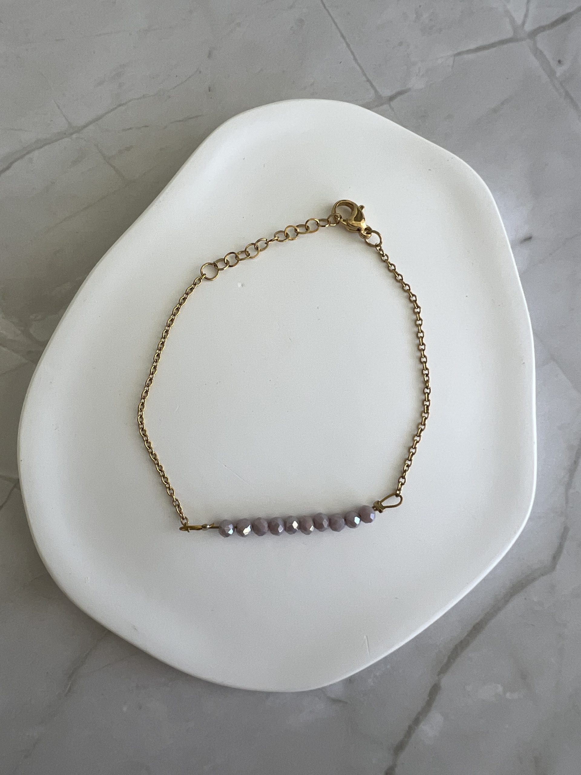BRA182 Βραχιόλι με λιλά πέτρες και χρυσή αλυσίδα - Image 1