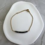 Βραχιόλι με γκρι - μαύρες πέτρες και χρυσή αλυσίδα