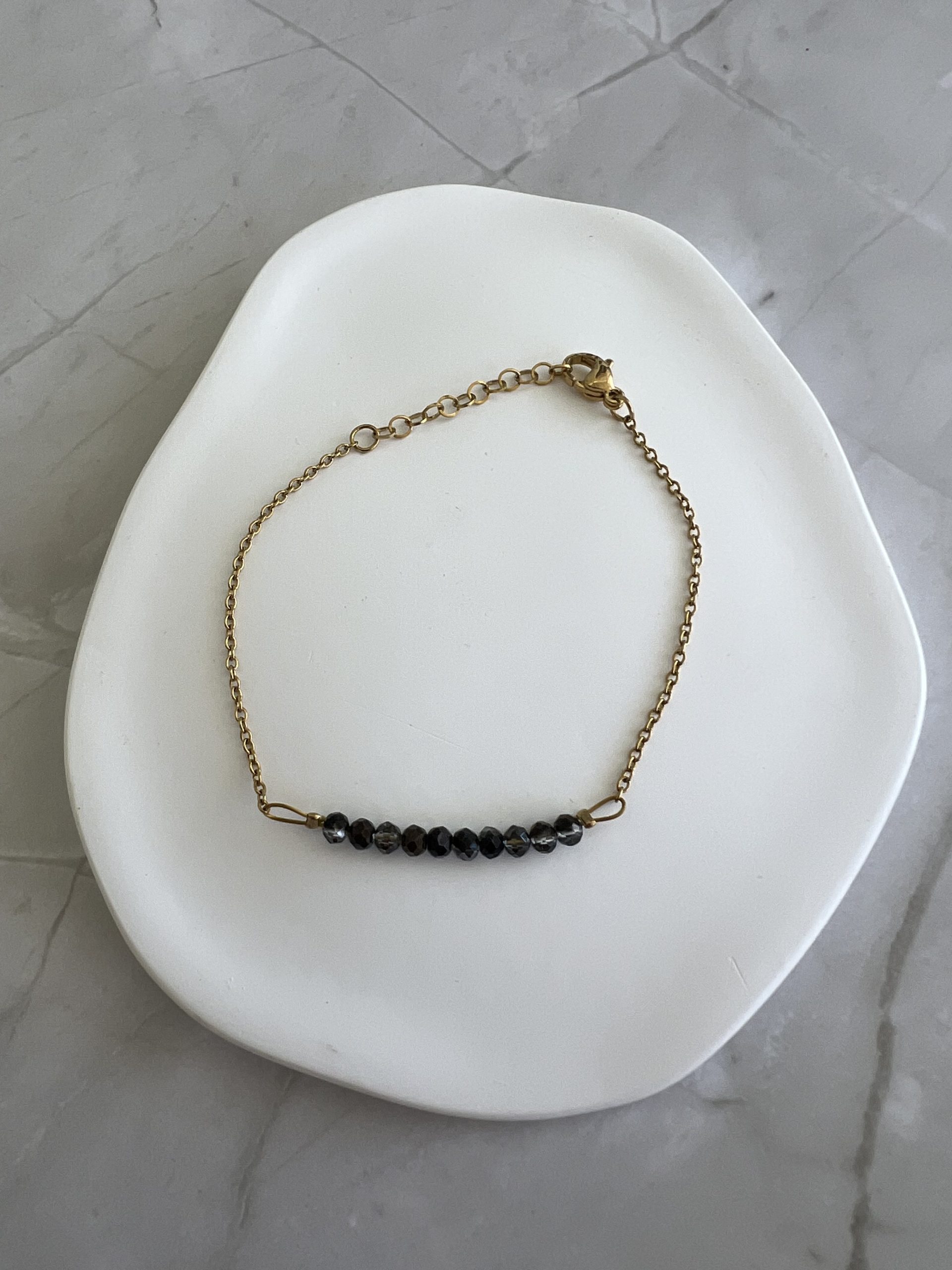 BRA183 Βραχιόλι με γκρι - μαύρες πέτρες και χρυσή αλυσίδα - Image 1