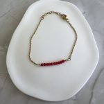 Βραχιόλι με κόκκινες πέτρες και χρυσή αλυσίδα