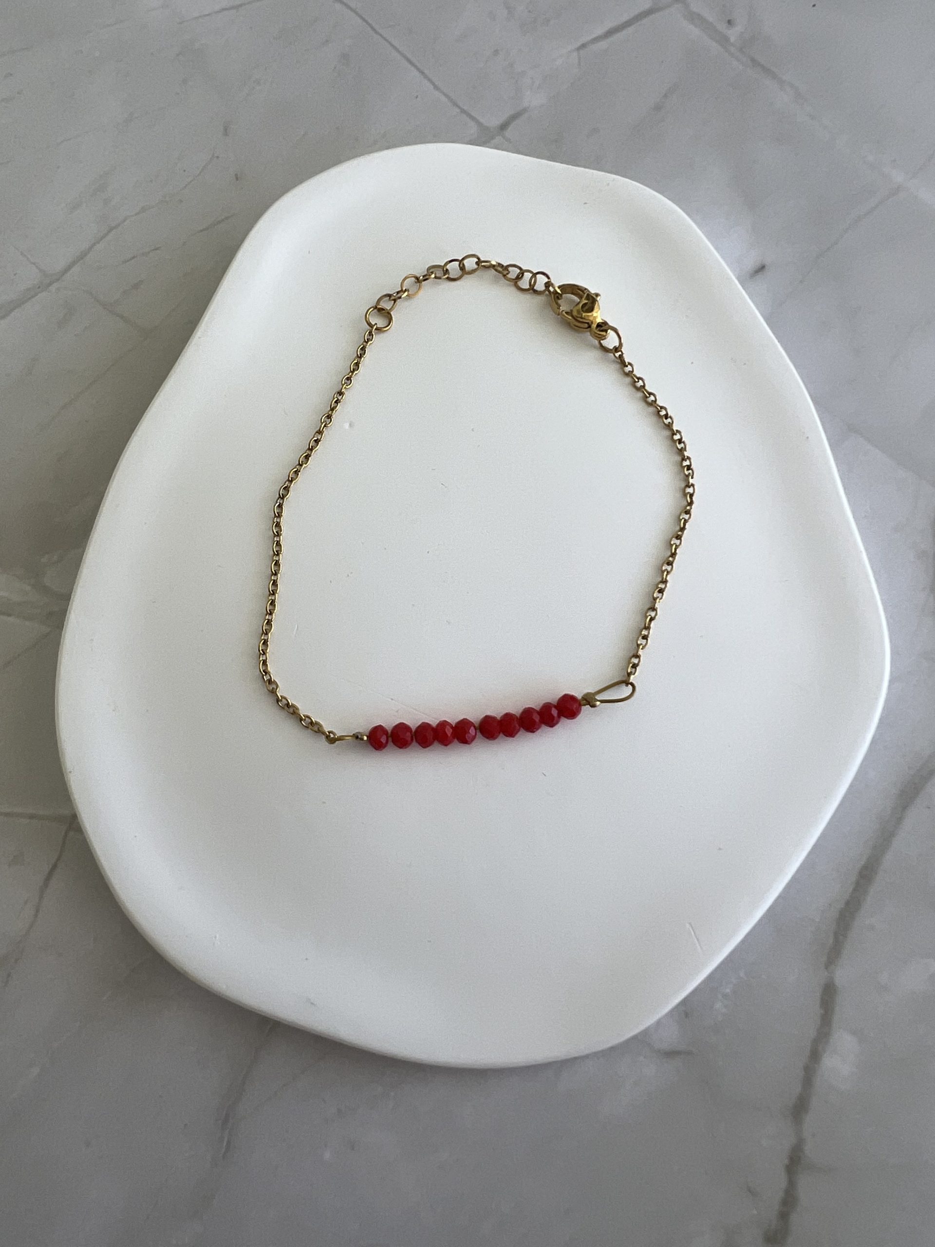 BRA184 Βραχιόλι με κόκκινες πέτρες και χρυσή αλυσίδα - Image 1