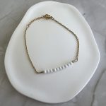 Βραχιόλι με άσπρες πέτρες και χρυσή αλυσίδα