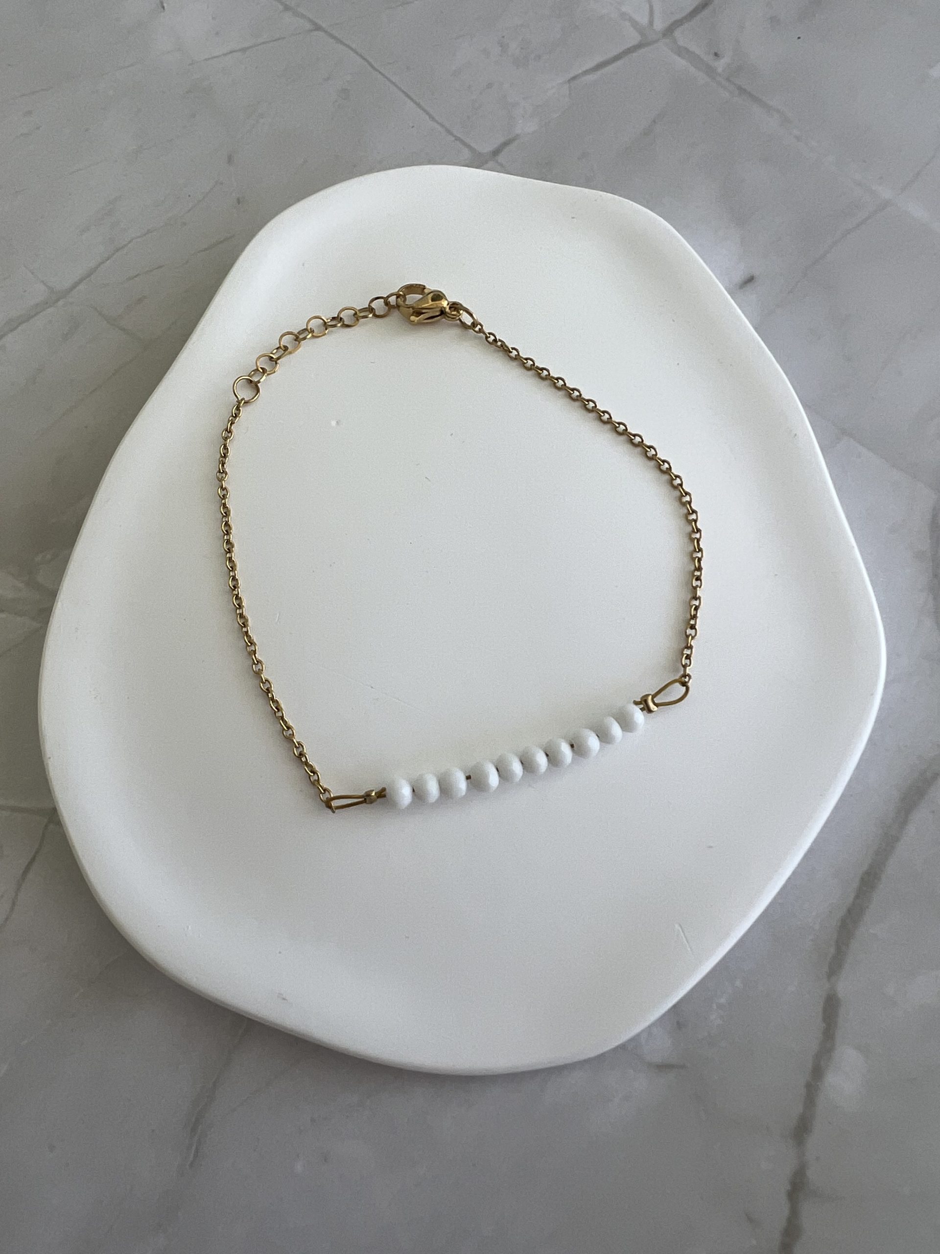BRA185 Βραχιόλι με άσπρες πέτρες και χρυσή αλυσίδα - Image 1