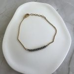 Βραχιόλι με γκρι πέτρες και χρυσή αλυσίδα