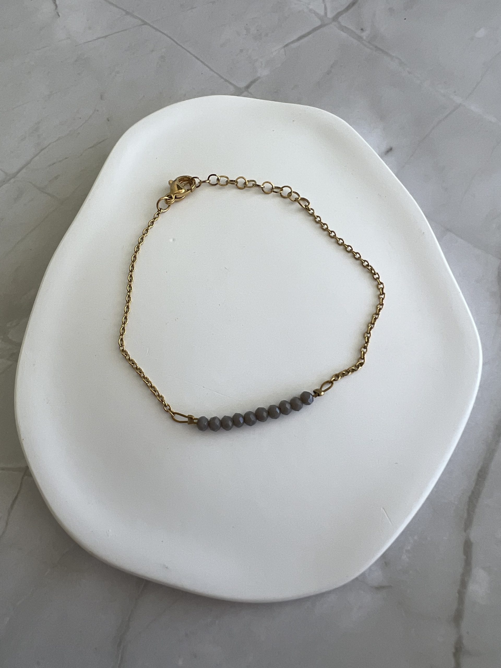 BRA189 Βραχιόλι με γκρι πέτρες και χρυσή αλυσίδα - Image 1