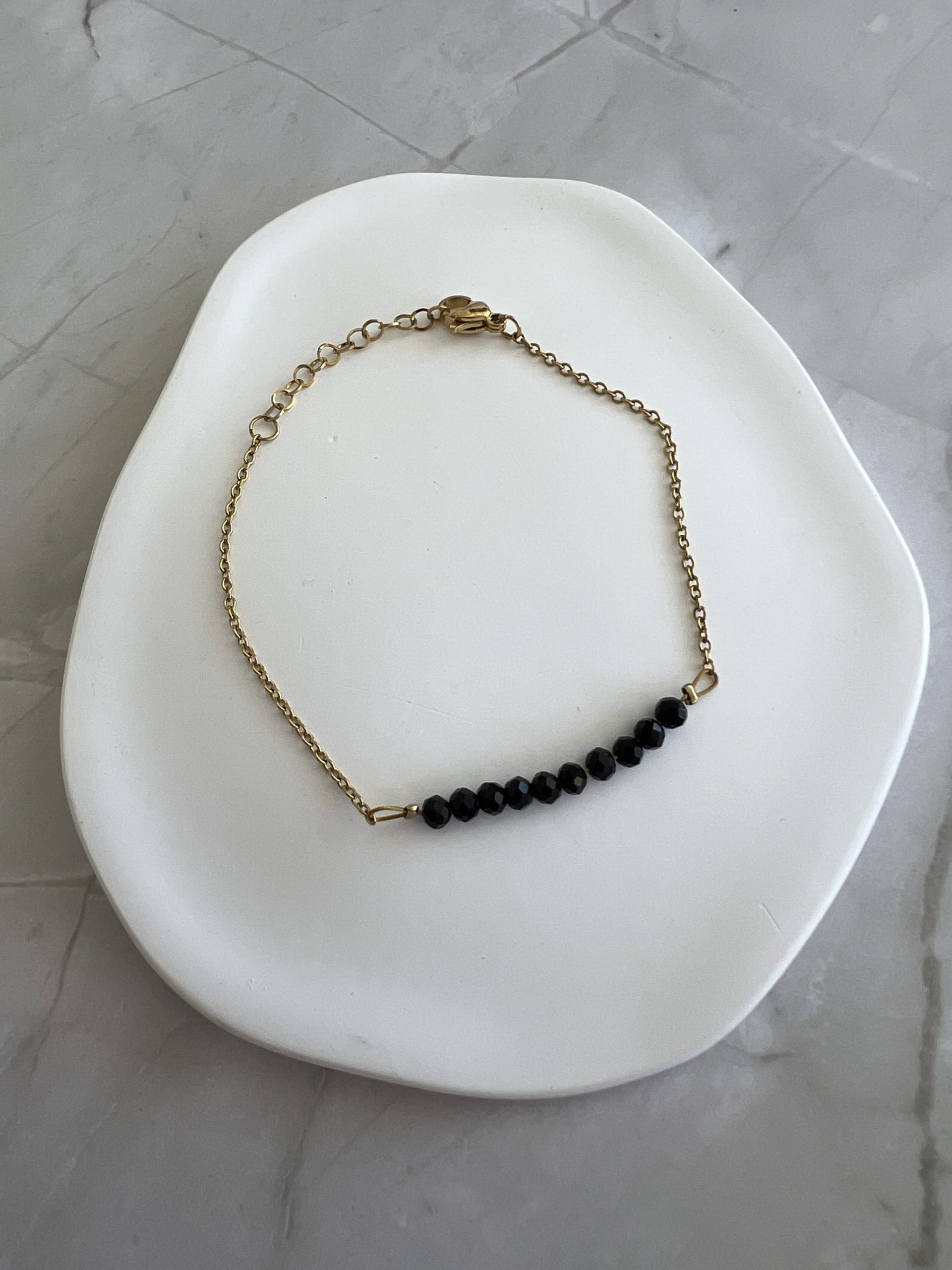BRA190 Βραχιόλι με μαύρες πέτρες και χρυσή αλυσίδα - Image 1