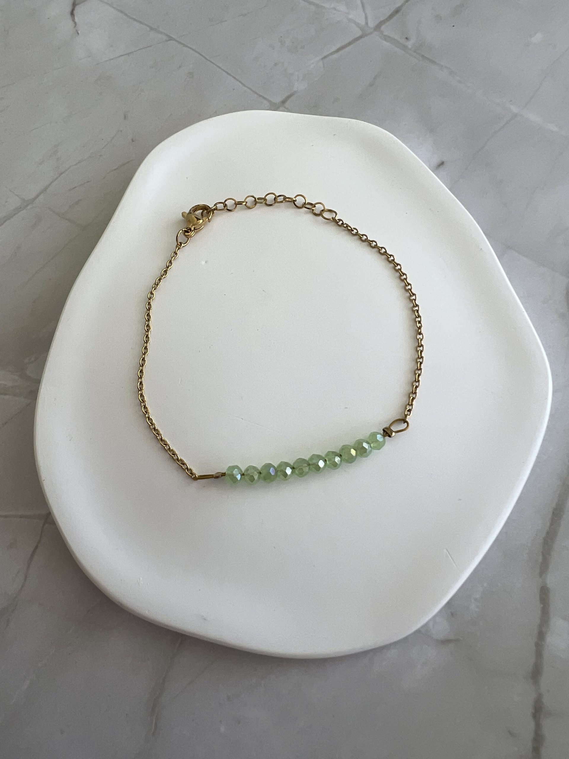 BRA191 Βραχιόλι με πράσινες ανοιχτές πέτρες και χρυσή αλυσίδα - Image 1