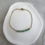 Βραχιόλι με πράσινες σκούρες πέτρες και χρυσή αλυσίδα