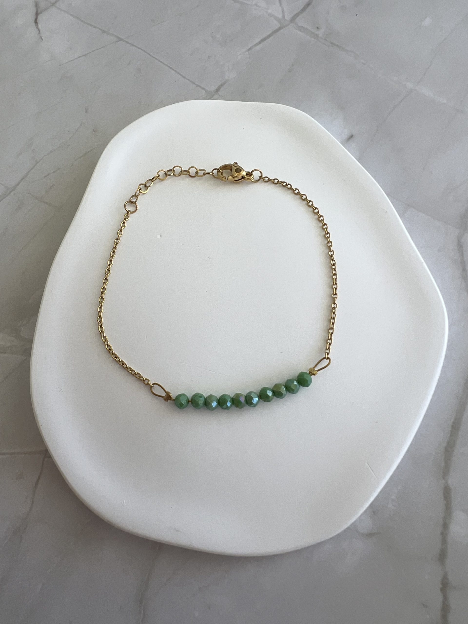 BRA192 Βραχιόλι με πράσινες σκούρες πέτρες και χρυσή αλυσίδα - Image 1