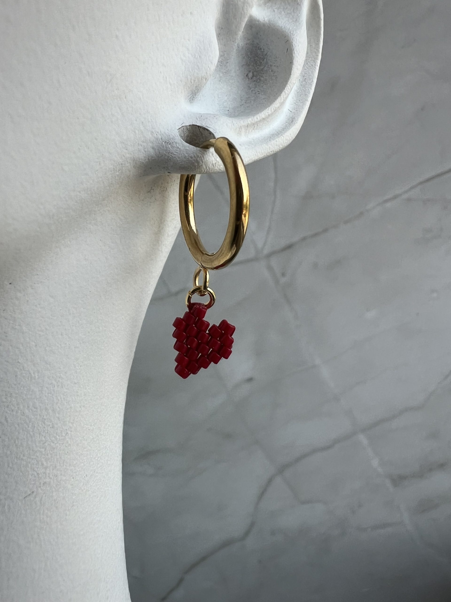 EAR118 Χρυσοί κρίκοι με κόκκινη καρδιά κεντημένη με χάντρες Miyuki - Image 1