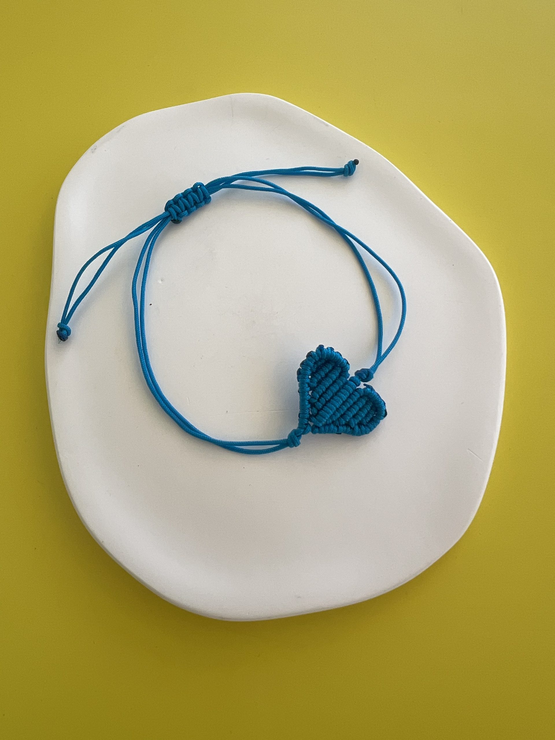 BRA196 Βραχιόλι μπλε καρδιά μακραμέ - Image 1