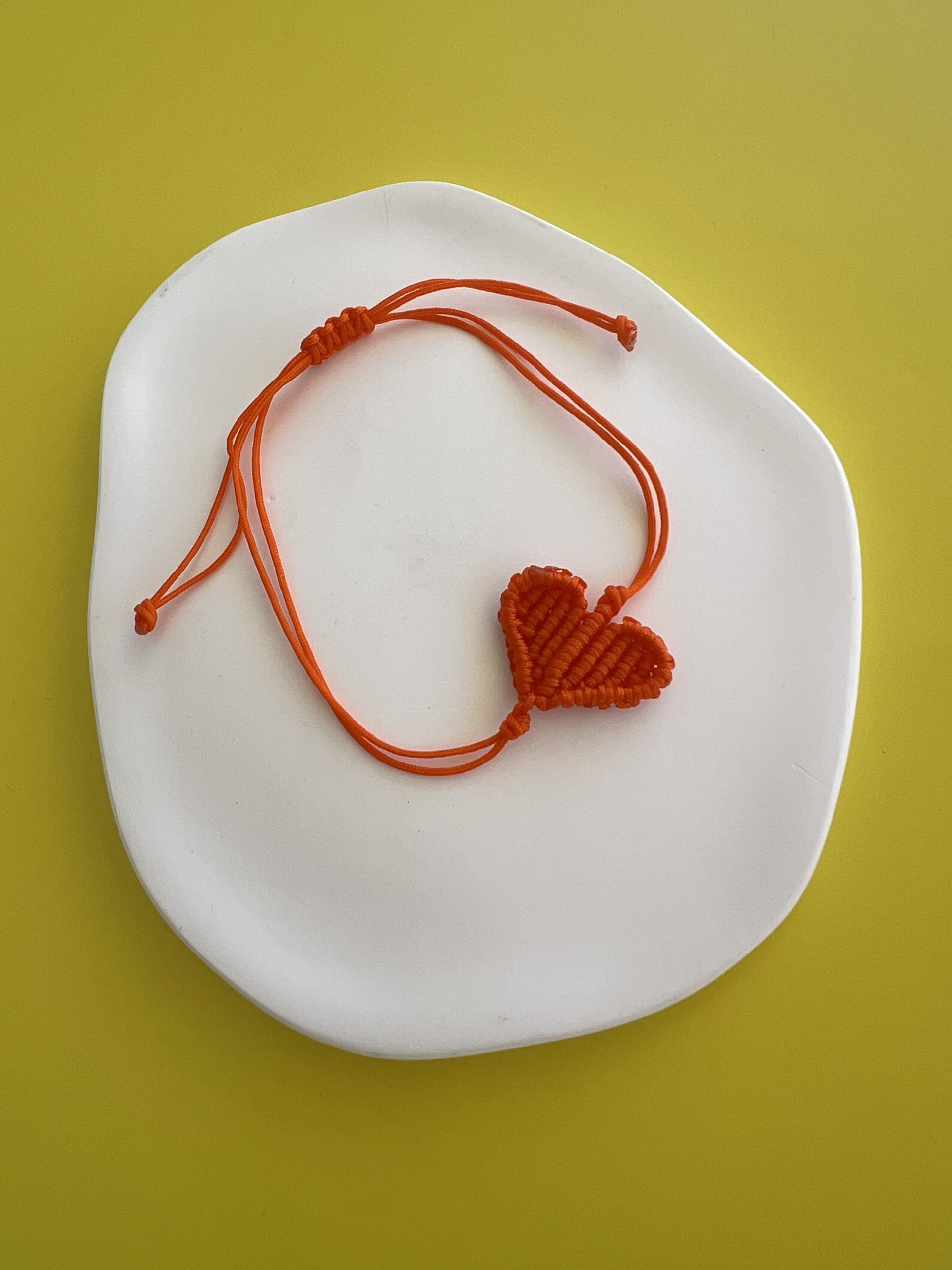 BRA200 Βραχιόλι πορτοκαλί καρδιά μακραμέ - Image 1