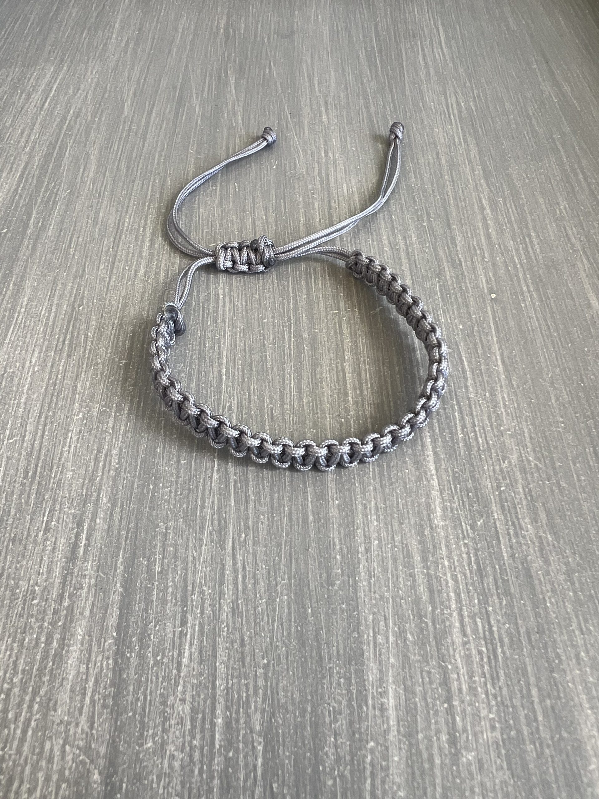 BRA217 Βραχιόλι μακραμέ γκρι - Image 1
