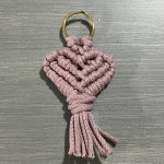 Μπρελόκ ροζ καρδιά μακραμέ