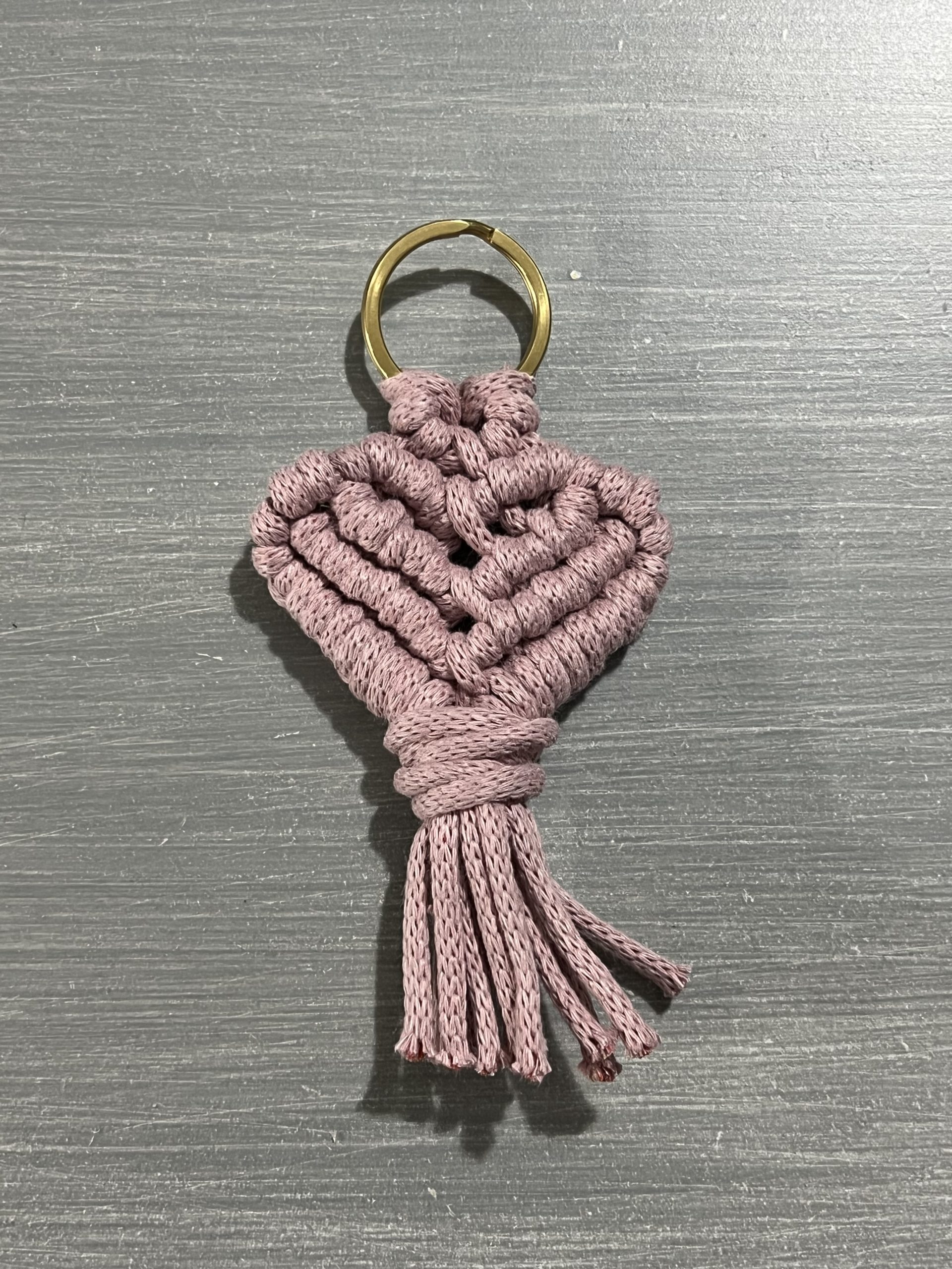 KEY121 Μπρελόκ ροζ καρδιά μακραμέ - Image 1