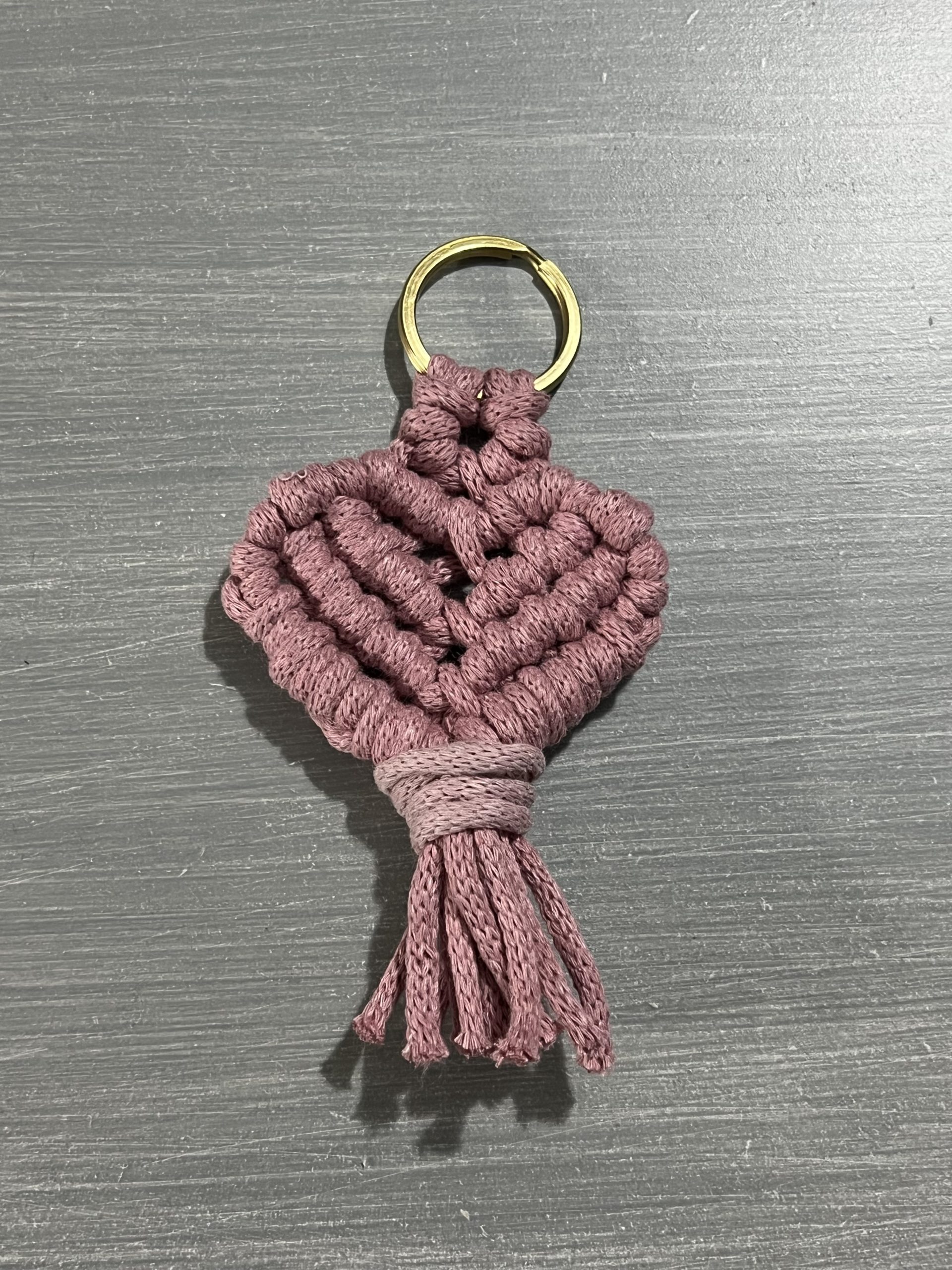 KEY122 Μπρελόκ ροζ καρδιά μακραμέ - Image 1