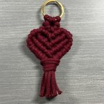 Μπρελόκ μπορντώ καρδιά μακραμέ