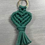 Μπρελόκ πράσινη καρδιά μακραμέ
