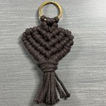 Μπρελόκ καφέ καρδιά μακραμέ