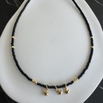 Κολιέ με μαύρες χάντρες και χρυσά αστέρια