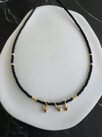Κολιέ με μαύρες χάντρες και χρυσά αστέρια