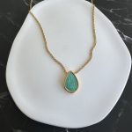 Κολιέ χρυσή σταγόνα με πράσινο σμάλτο και χρυσή αλυσίδα