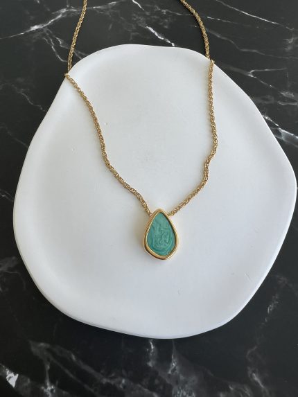 Κολιέ χρυσή σταγόνα με πράσινο σμάλτο και χρυσή αλυσίδα